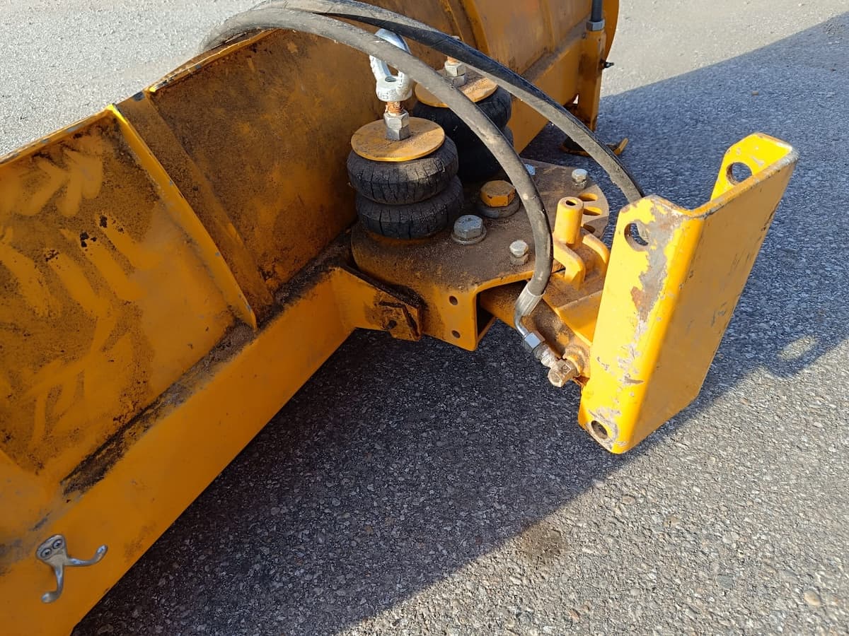 Hakotrac 2300D inkl. Kehrmaschine und hydr. Schneeschild – Bild 9