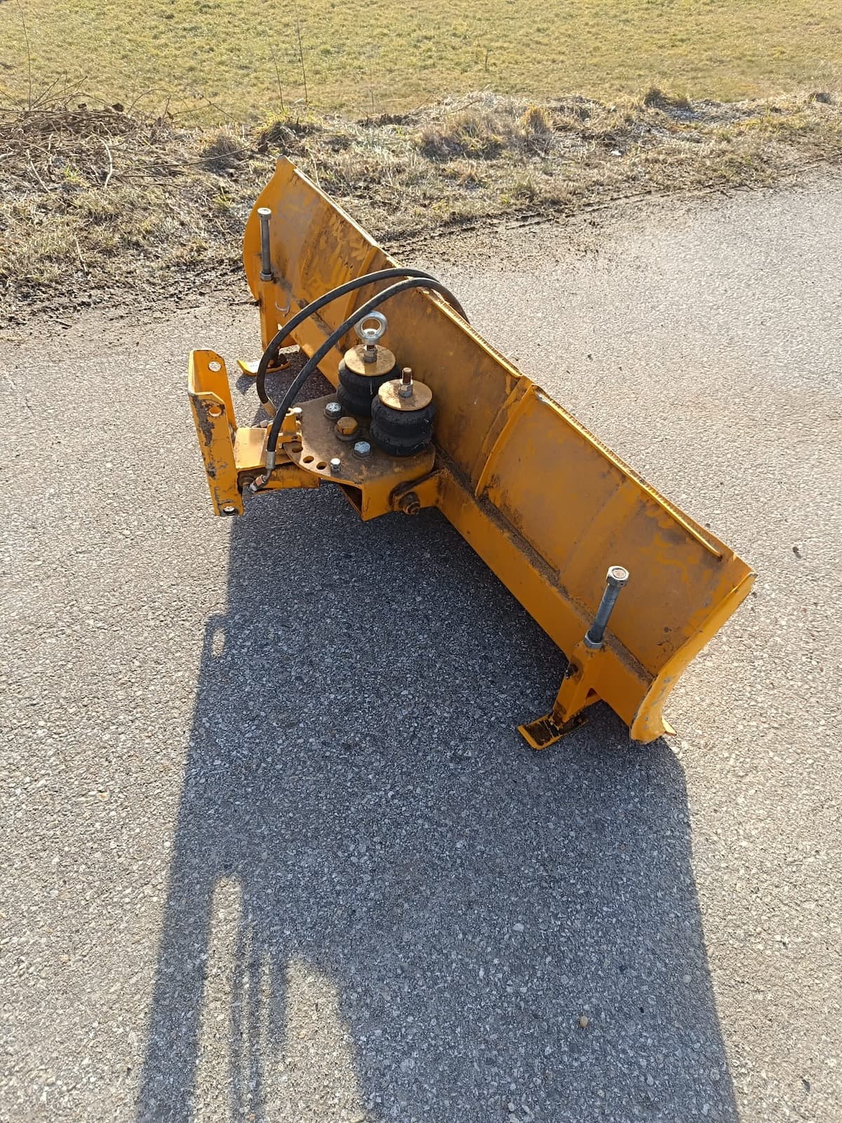 Hakotrac 2300D inkl. Kehrmaschine und hydr. Schneeschild – Bild 12