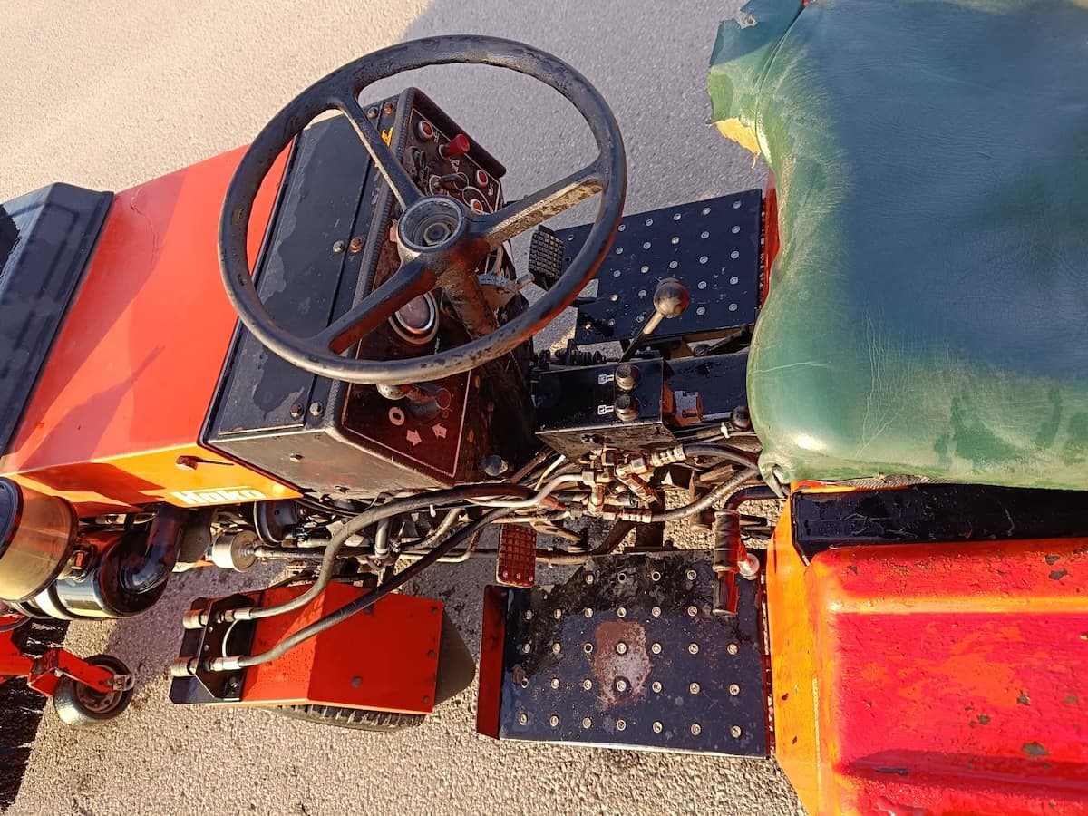 Hakotrac 2300D inkl. Kehrmaschine und hydr. Schneeschild – Bild 4