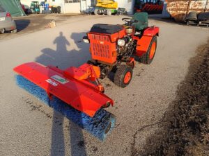 Hakotrac 2300D inkl. Kehrmaschine und hydr. Schneeschild