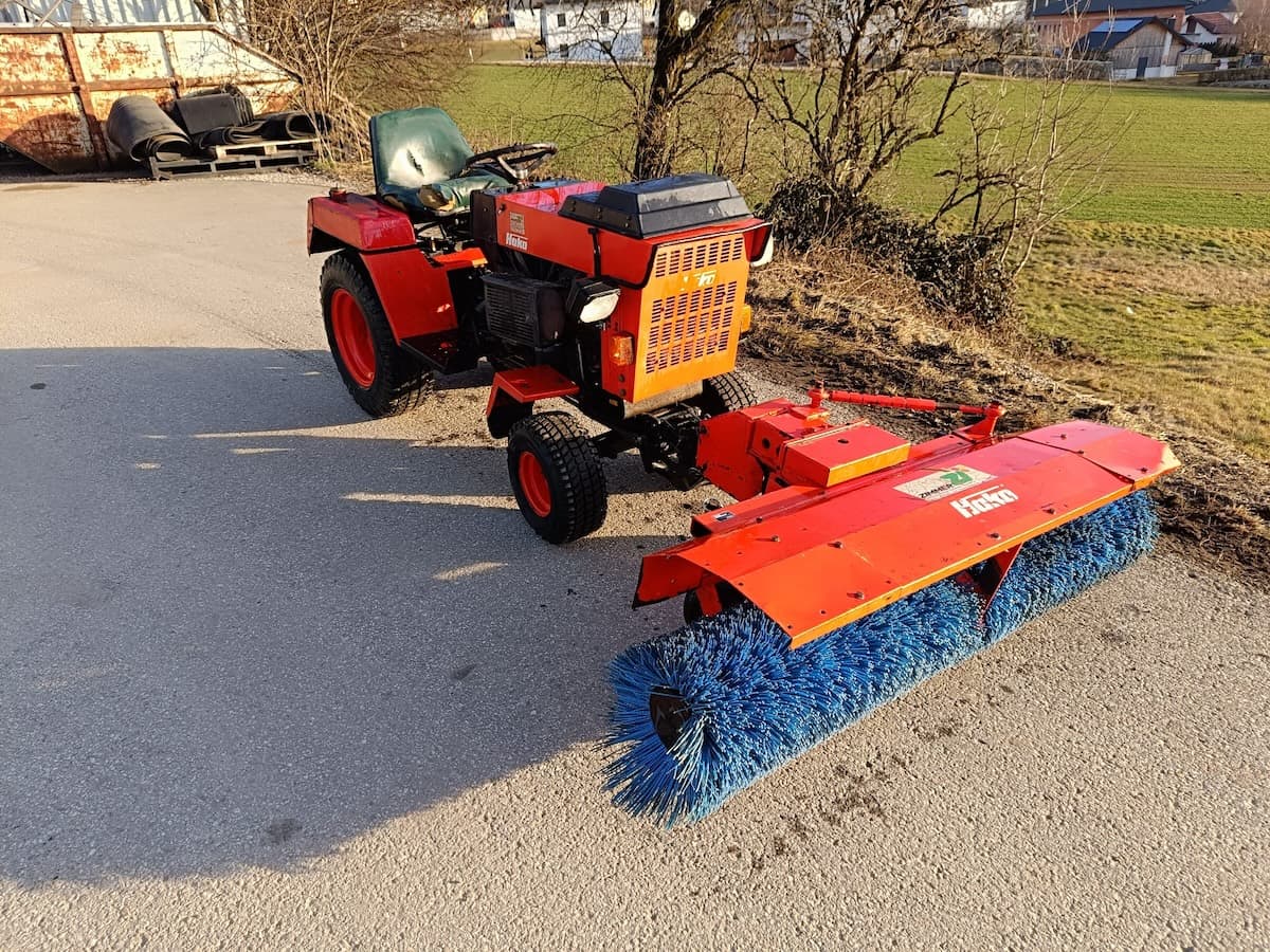 Hakotrac 2300D inkl. Kehrmaschine und hydr. Schneeschild – Bild 2