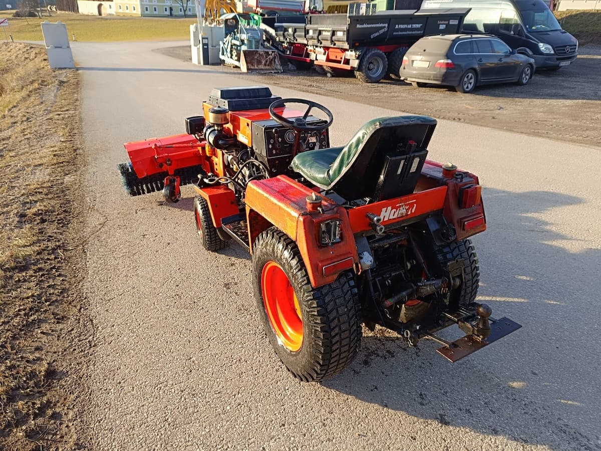 Hakotrac 2300D inkl. Kehrmaschine und hydr. Schneeschild – Bild 3