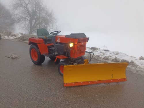 Traktor Hakotrac 2300D inkl. Kehrmaschine und hydr. Schneeschild