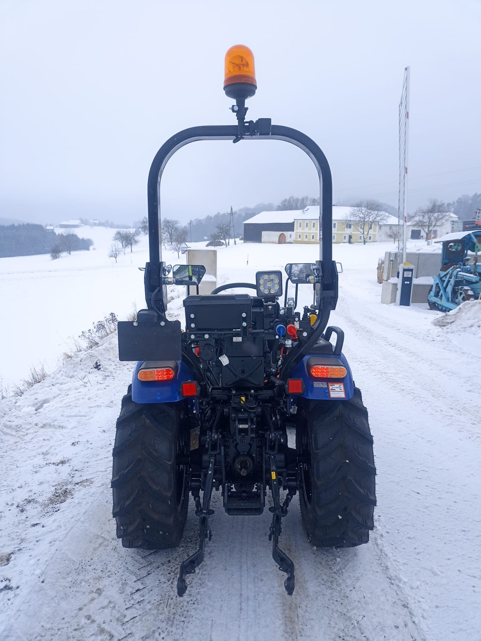 Traktor-Farmtrac 26 H mit Hydrostat, Fronthydraulik, Frontzapfwelle und Schneeschild – Bild 4