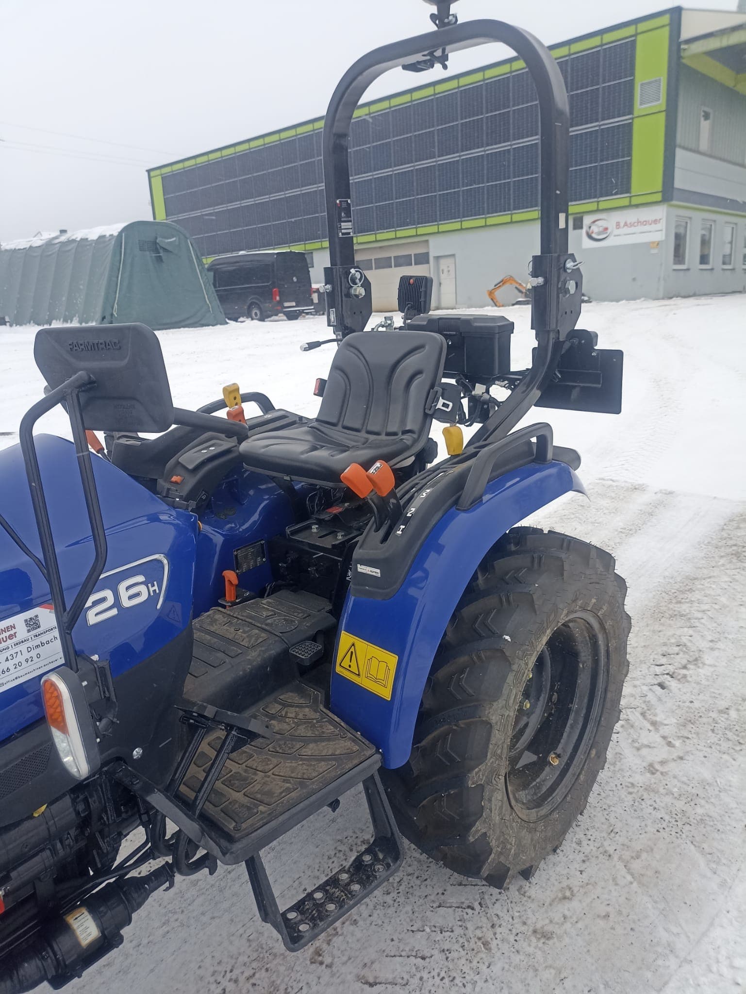 Traktor-Farmtrac 26 H mit Hydrostat, Fronthydraulik, Frontzapfwelle und Schneeschild – Bild 5