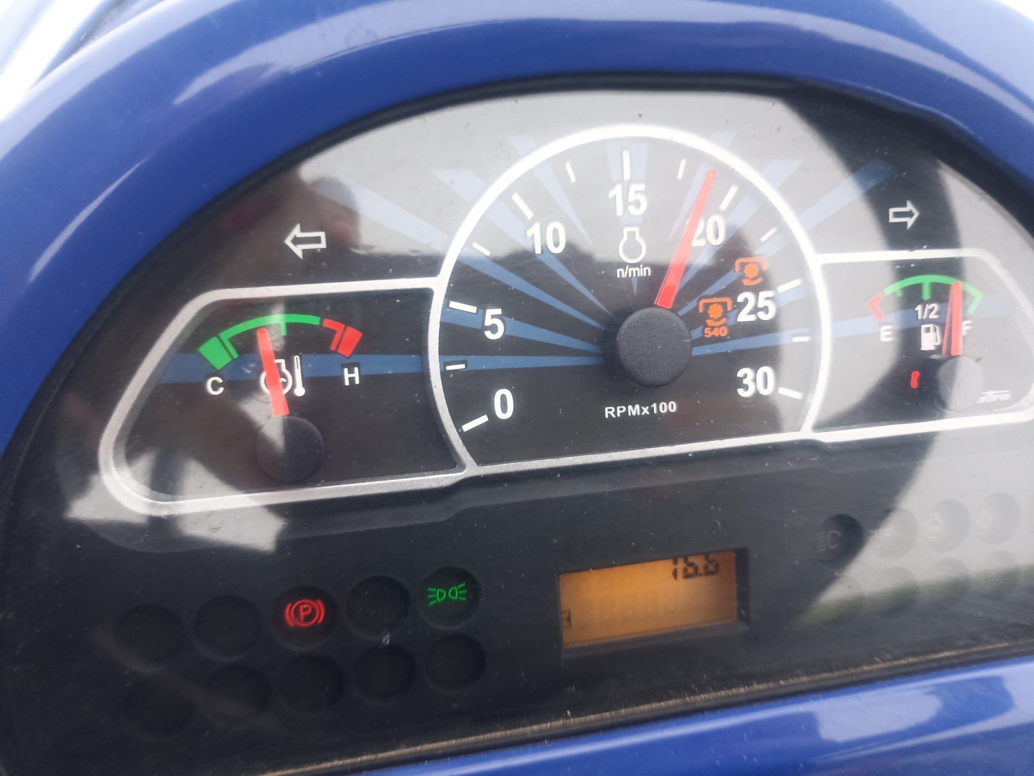 Traktor-Farmtrac 26 H mit Hydrostat, Fronthydraulik, Frontzapfwelle und Schneeschild – Bild 6