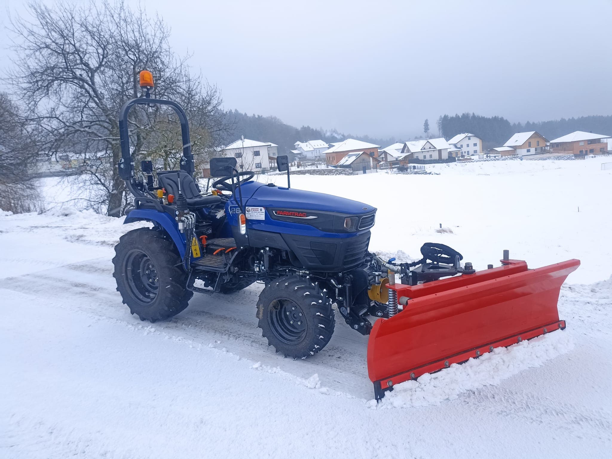 Traktor-Farmtrac 26 H mit Hydrostat, Fronthydraulik, Frontzapfwelle und Schneeschild