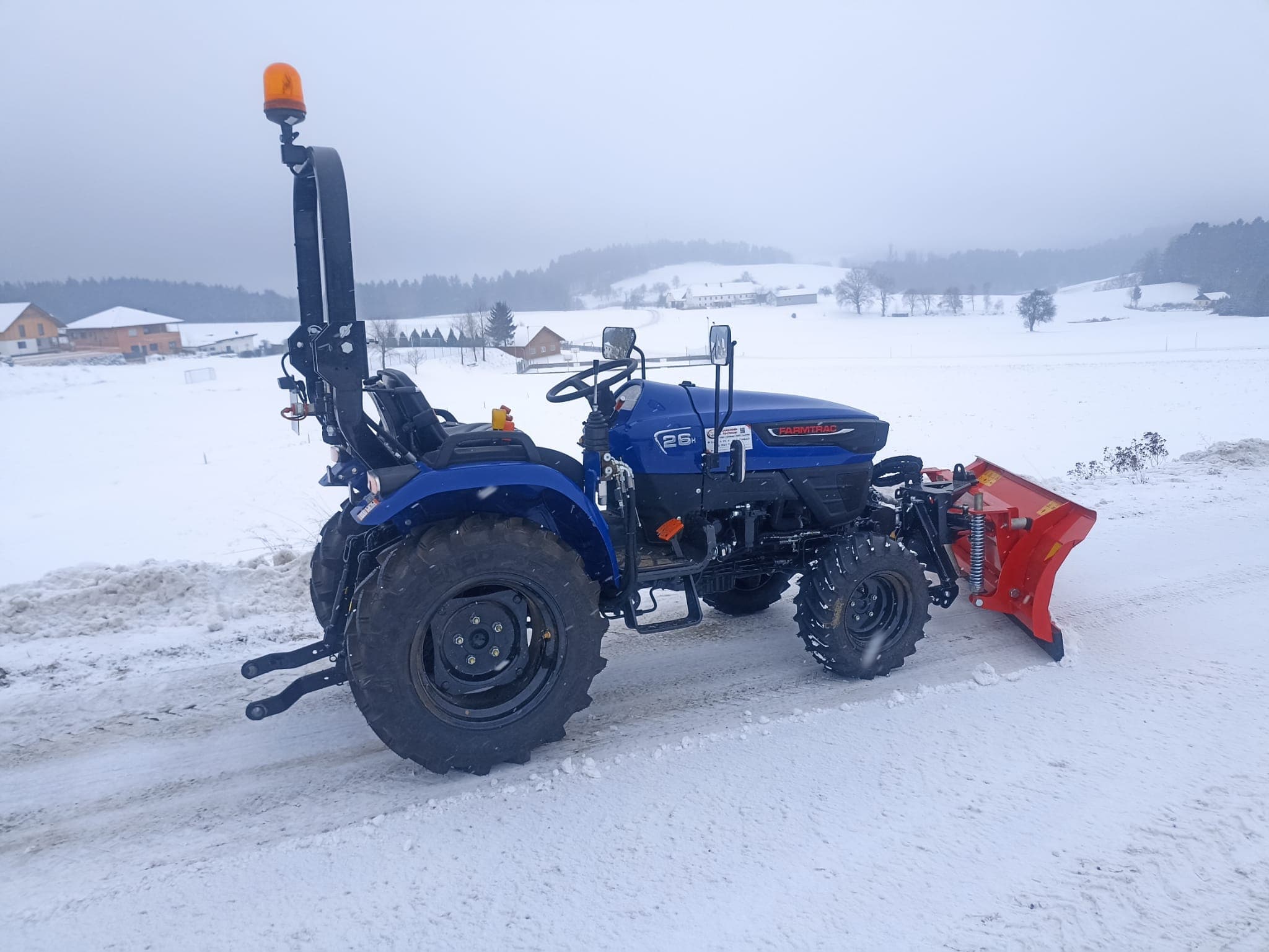 Traktor-Farmtrac 26 H mit Hydrostat, Fronthydraulik, Frontzapfwelle und Schneeschild – Bild 2