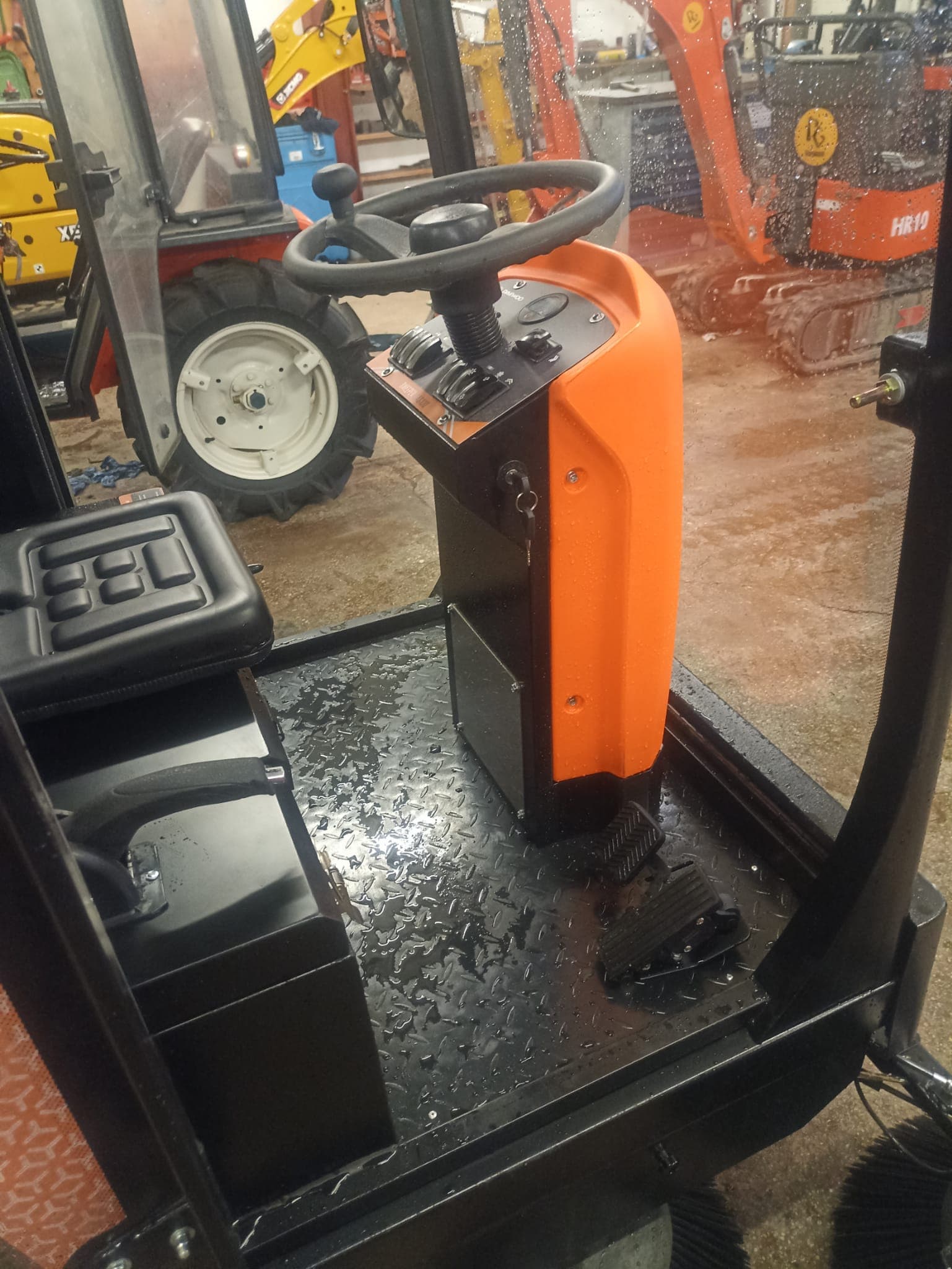 Kehrmaschine Sweeper DAS100 mit Kabine elektrisch – Bild 6