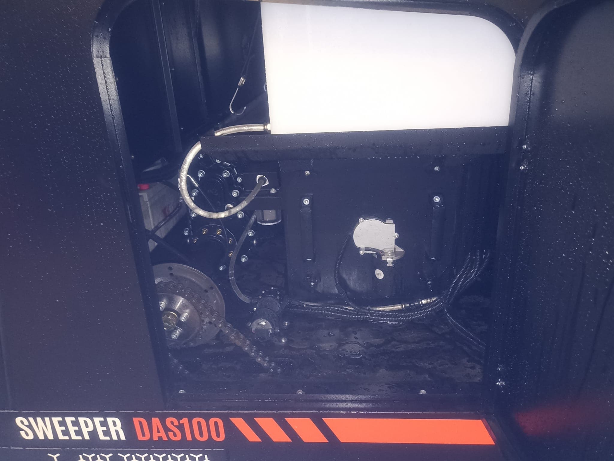 Kehrmaschine Sweeper DAS100 mit Kabine elektrisch – Bild 10